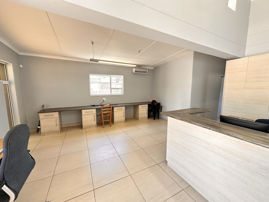 To Let Commercial Property for Rent in Beacon Bay Eastern Cape